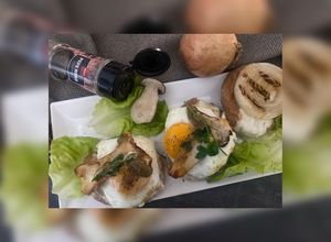 Foto di Medaglioni di carne con cipolle grigliate, ovetto e funghi porcini
