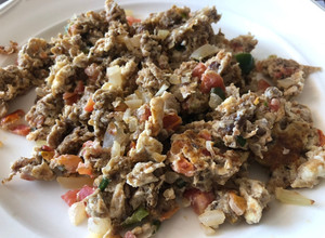 Una foto de Machaca a la sonorense con verdura y claras de huevo