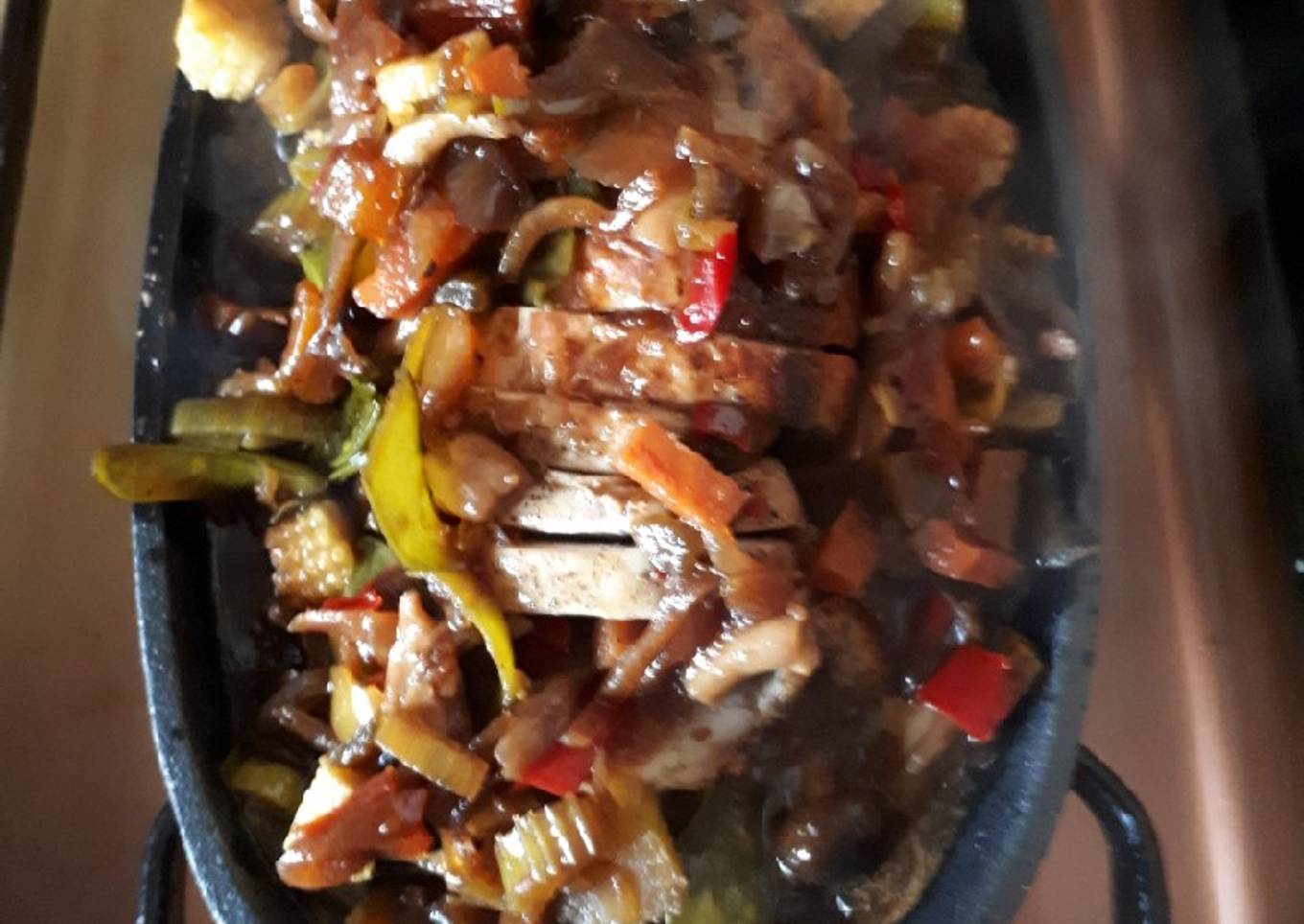 Roulade de lapin sur plat en fonte
