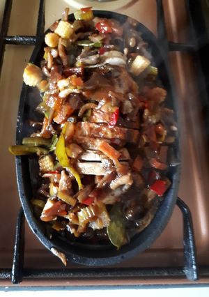 Une photo de Roulade de lapin sur plat en fonte