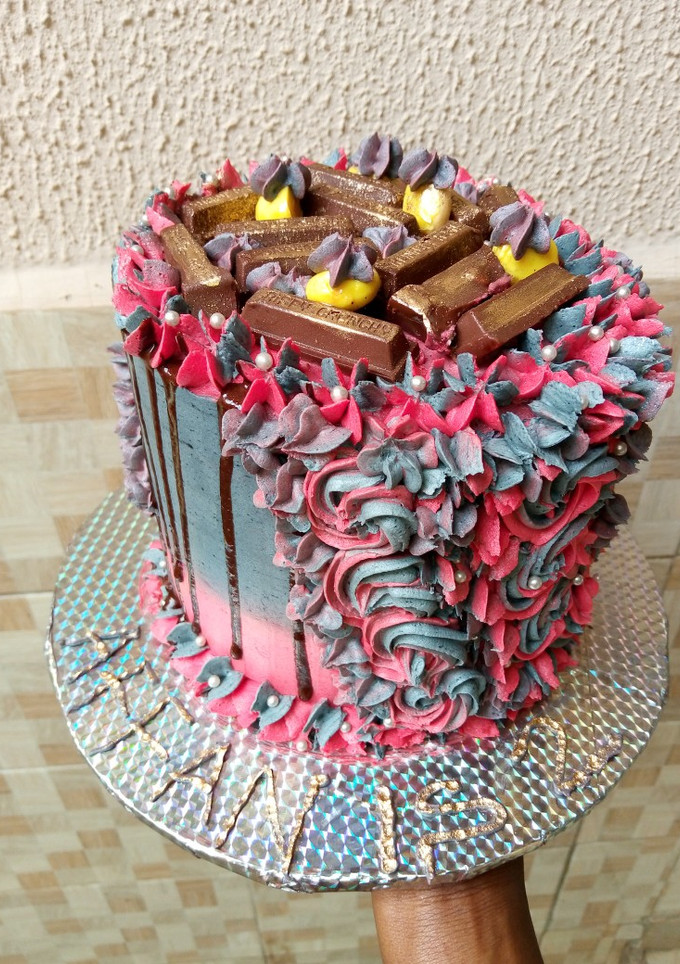 A picture of #cakedecoration.