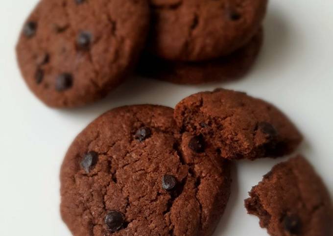 Eggless Double chocolate chip cookies