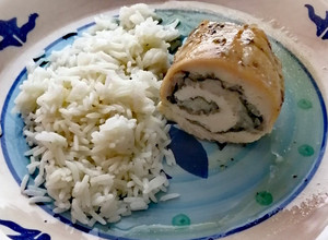 Una foto de Pollo relleno de espinacas y manzana verde y miel 🥬🍏🐝🤤