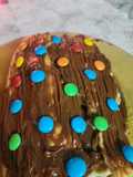 Pionono dulce con dulce de leche y chocolates confitados
