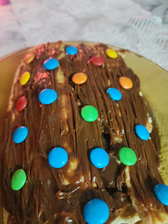 Una foto de Pionono dulce con dulce de leche y chocolates confitados