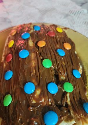 Una foto de Pionono dulce con dulce de leche y chocolates confitados