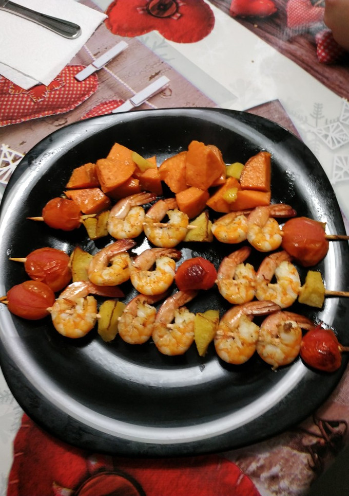Una foto de Brochetas de langostinos y manzana al Brandy