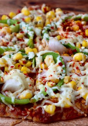 રોટલી પીઝા (Rotli Pizza Recipe In Gujarati)☺️ રેસીપી મુખ્ય ફોટો