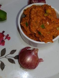 ડુંગળી કેરી ની ચટણી (Dungri Keri Chutney Recipe In Gujarati) રેસીપી મુખ્ય ફોટો