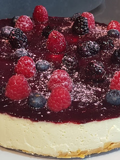 Una foto de Tarta de queso con cobertura de frutos del bosque (Sin horno)