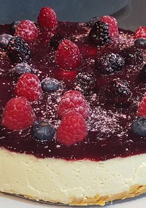 Foto principal de Tarta de queso con cobertura de frutos del bosque (Sin horno)
