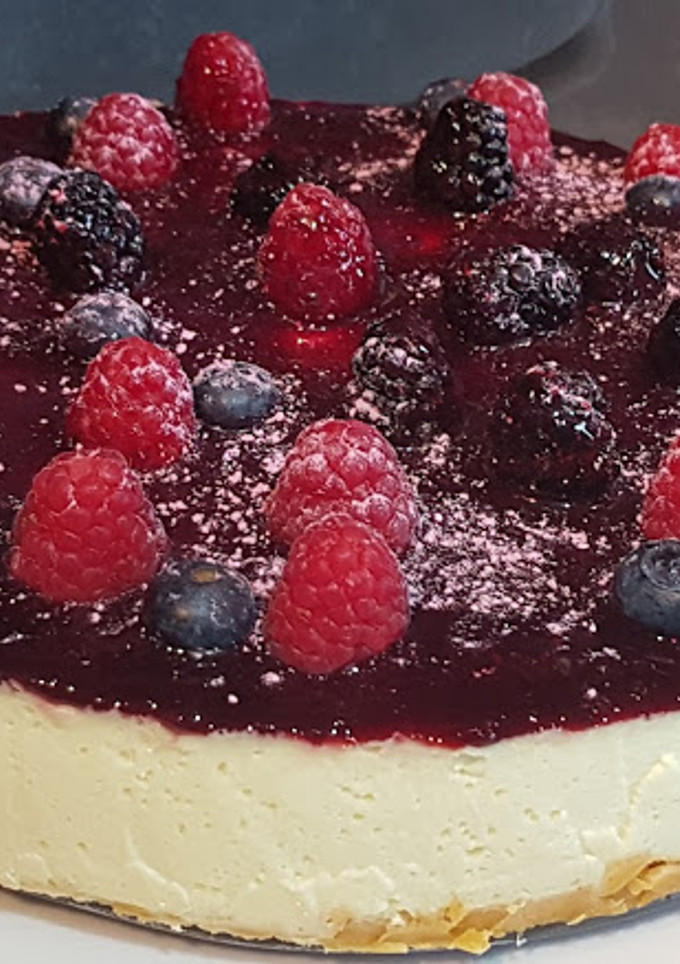 Una foto de Tarta de queso con cobertura de frutos del bosque (Sin horno)