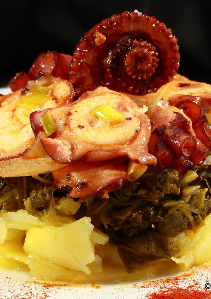 Una foto de Pulpo, patatas y grelos