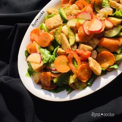 A picture of Fattoush salad.