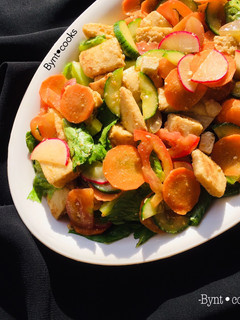 A picture of Fattoush salad.