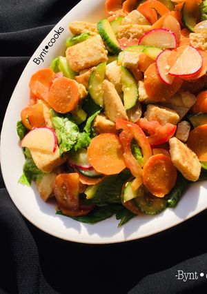 A picture of Fattoush salad.