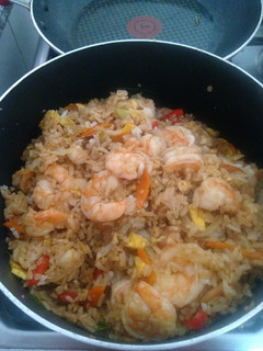 Una foto de Arroz oriental con camarones