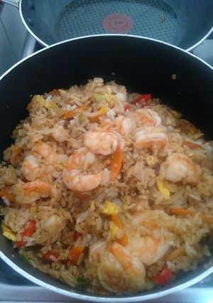 Una foto de Arroz oriental con camarones