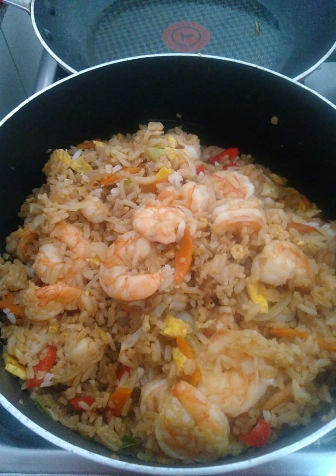 Una foto de Arroz oriental con camarones