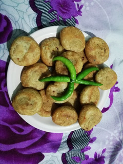 सूजी की मठरी (Suji ki mathri recipe in Hindi) रेसिपी मुख्य फोटो