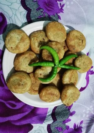 सूजी की मठरी (Suji ki mathri recipe in Hindi) रेसिपी मुख्य फोटो