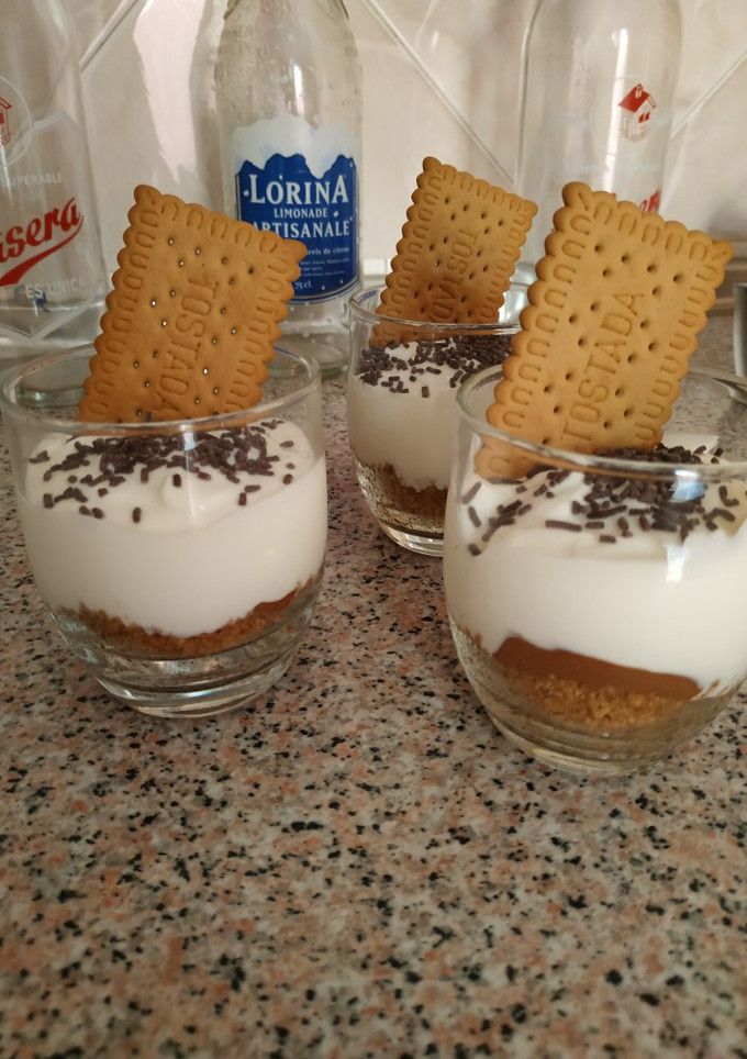 Una foto de Postre de yogurt griego