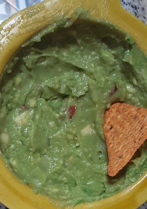 Una foto de Guacamole y nachos artesanales