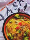 Spaghetti di riso con verdure nel wok