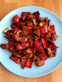 Una foto de Pollo con verduras y anacardos