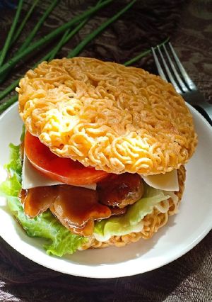 Hình của món Burger mì gói gà sốt teriyaki.