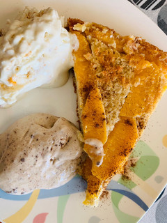 Una foto de Bizcocho fit de melocotón con dos helados/cheesecake de melocotón