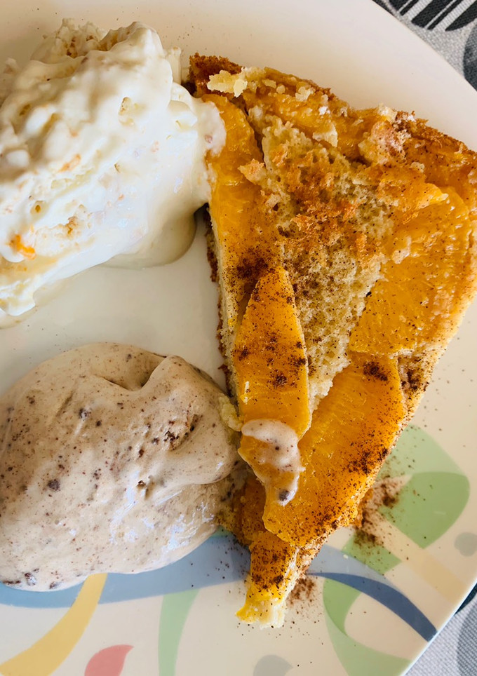Una foto de Bizcocho fit de melocotón con dos helados/cheesecake de melocotón