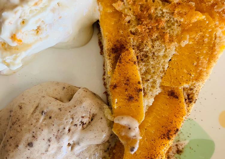 Bizcocho fit de melocotón con dos helados: plátano y chocolate/cheesecake de melocotón
