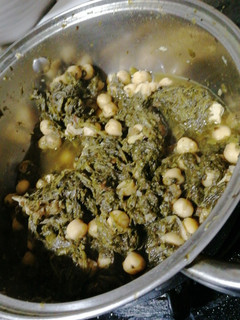 Una foto de Espinacas con garbanzos y trocitos de lomo