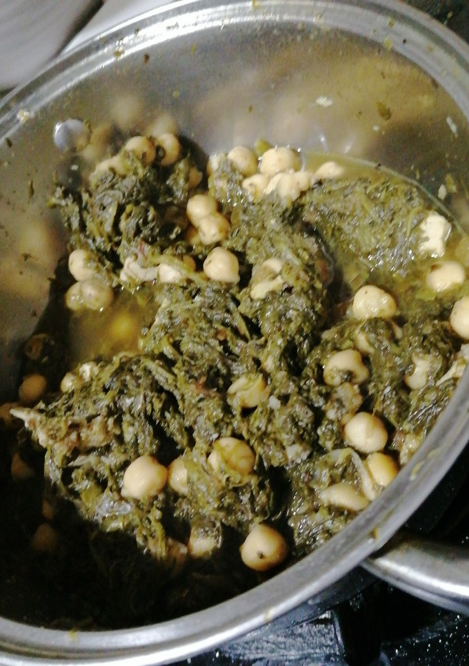 Una foto de Espinacas con garbanzos y trocitos de lomo