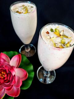 स्ट्रॉबेरी कार्नफ्लेक्स एनर्जी शेक(strawberry energy shake recipe in hindi) रेसिपी मुख्य फोटो