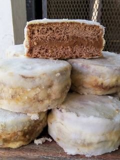 Una foto de Alfajores marplatenses blancos