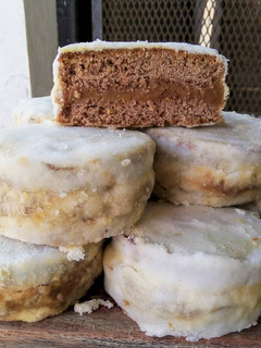 Una foto de Alfajores marplatenses blancos