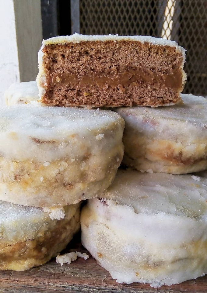 Una foto de Alfajores marplatenses blancos