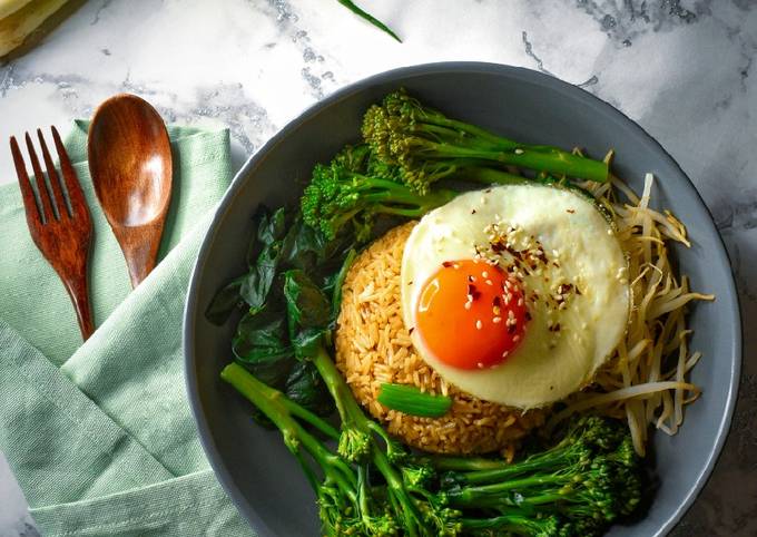 Ginger & Garlic Fried Rice With Egg & Steamed Vegetables