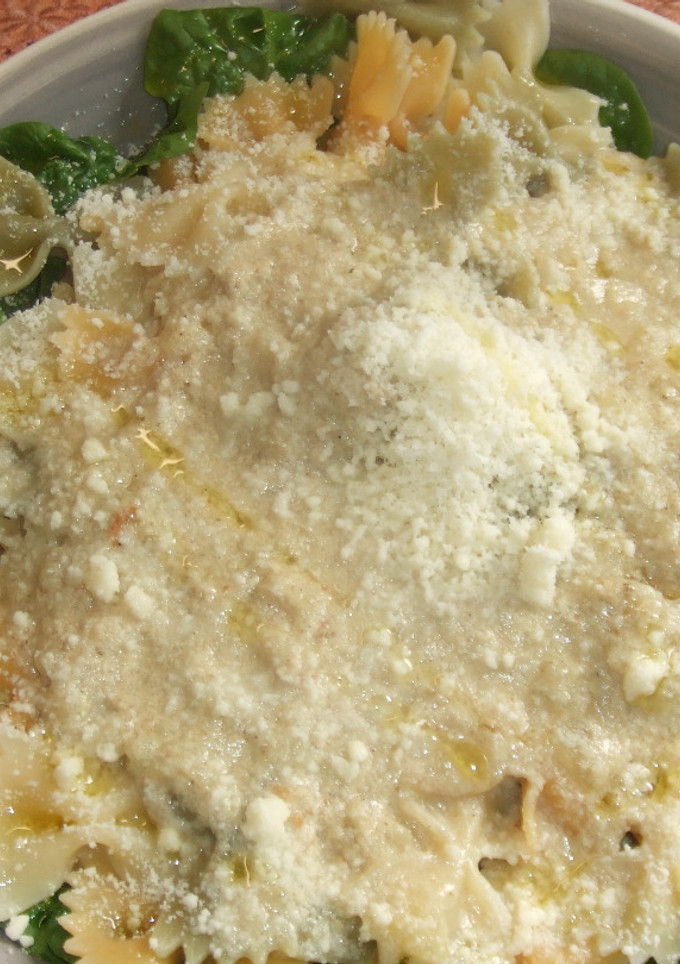 Una foto de Pasta con espinacas y salsa de avellanas