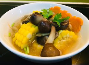 Hình của món Canh nấm mối với bắp ngọt.