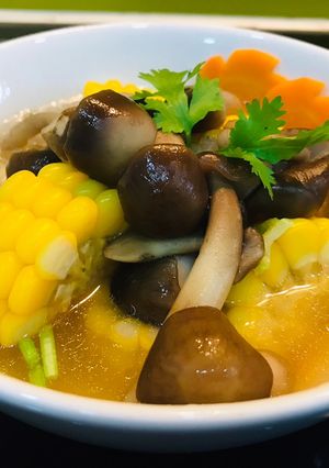 Hình của món Canh nấm mối với bắp ngọt.