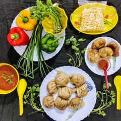 A picture of ফ্রাইড ভেজ আটা মোমো সঙ্গে চাটনি.