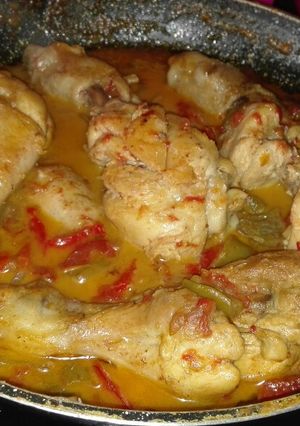 Una foto de Muslos de pollo en salsa