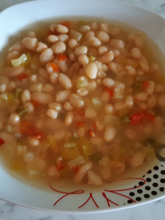 Una foto de Judías blancas con verduras