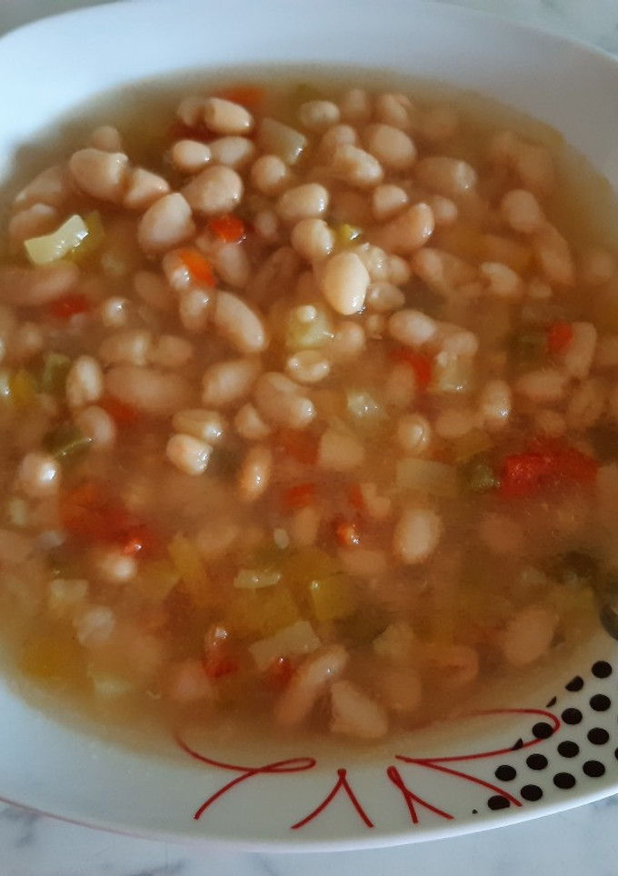 Una foto de Judías blancas con verduras