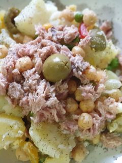 Una foto de Ensalada de verano con Garbanzos y Guisantes