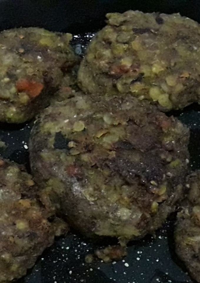 Una foto de Hamburguesas de lentejas y papas🤤