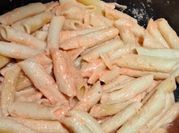 Una foto de crema de pimiento rojo